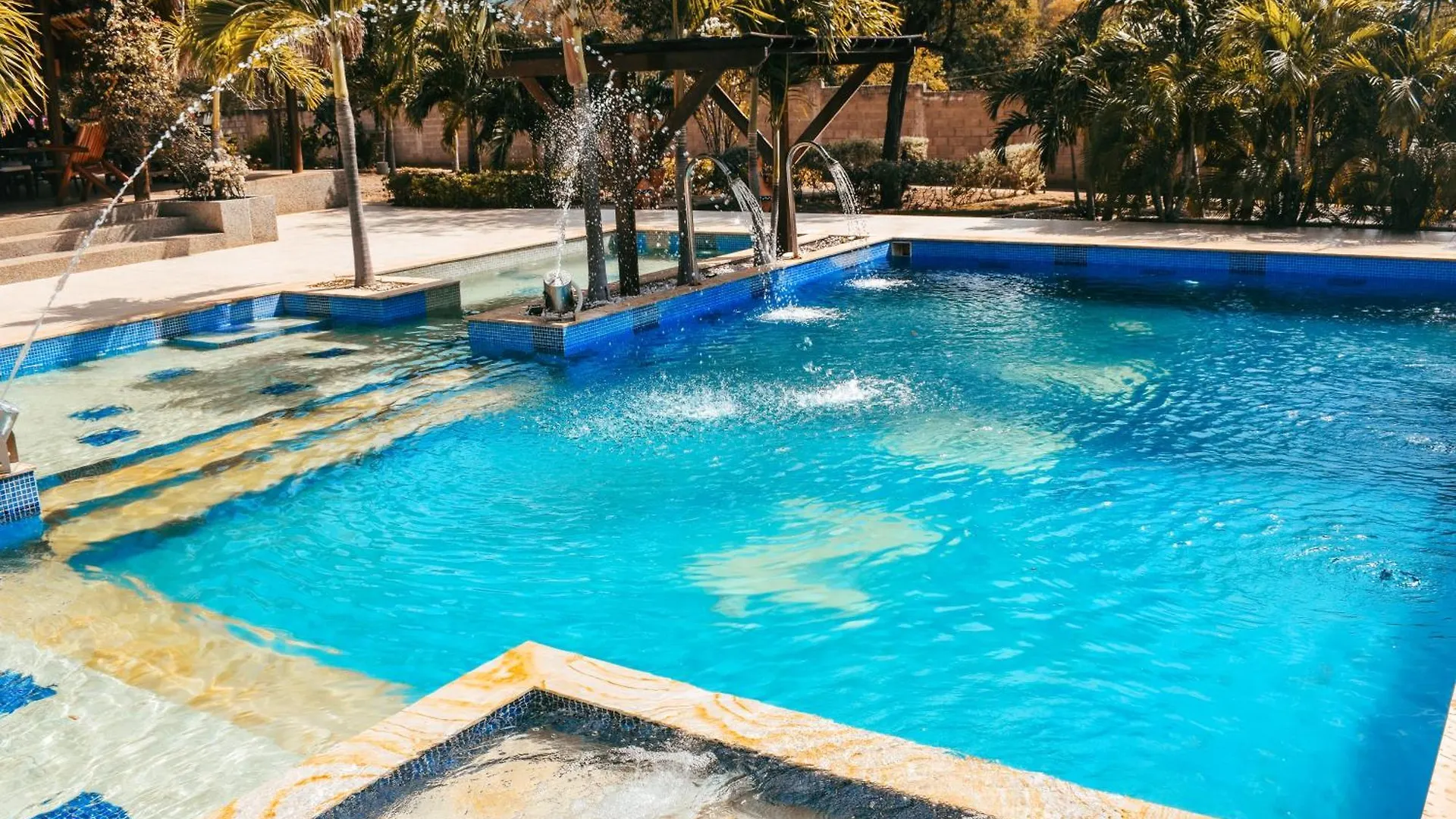 Rancho Ton Hotel Boutique Bonda 4*,